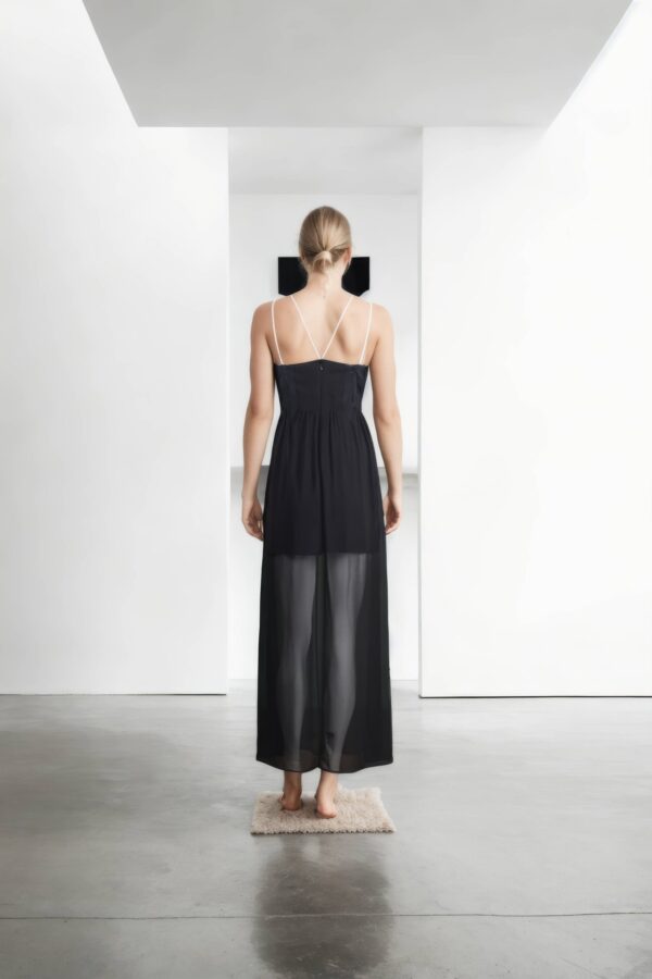 Elegant Black Strapless Gown with Deep V Neckline - Sleeveless Long-Length Gown for Formal Events - Image 3